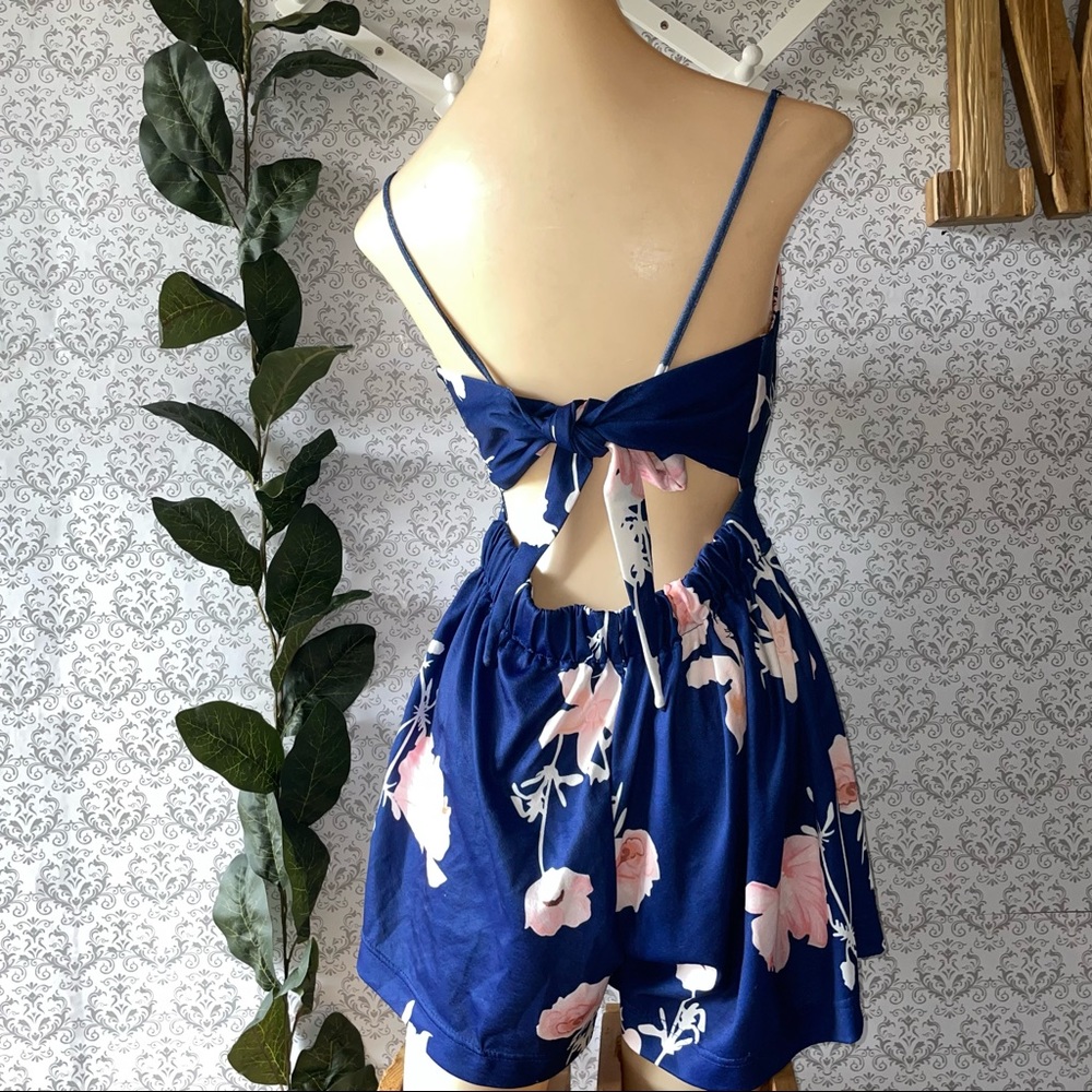Women's Short Jumpsuit Floral Flowy Sleeveless V-Neck Romper Suit Blue Medium - Picture 8 of 8